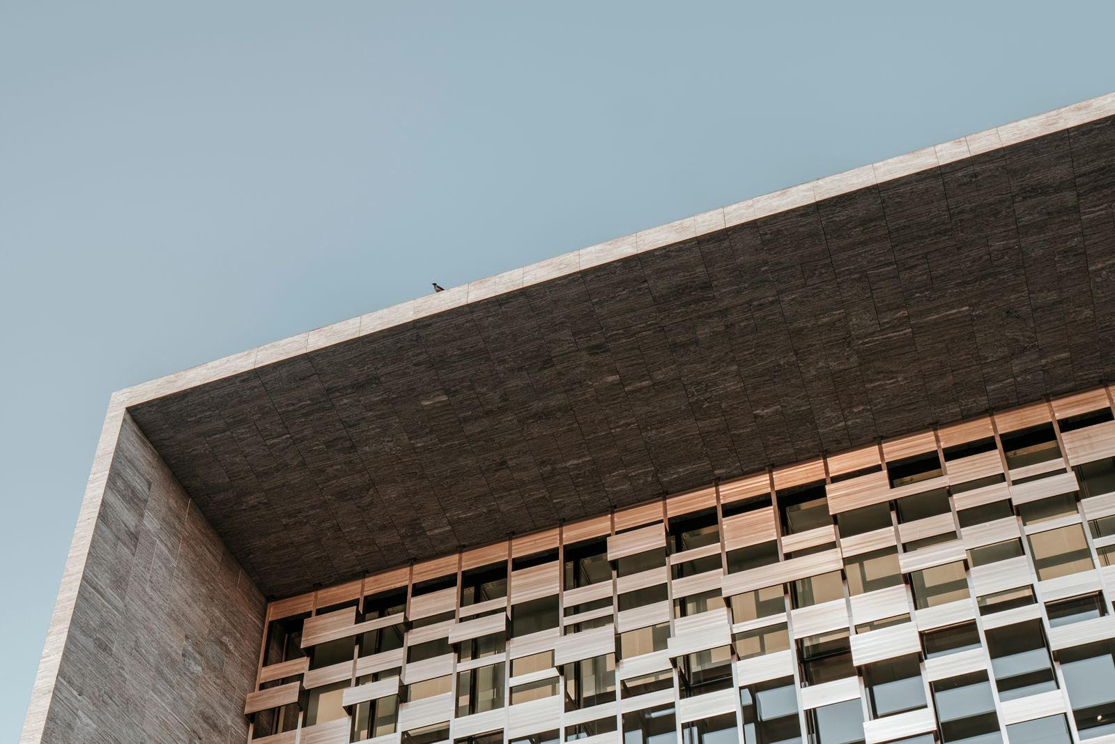 Moderne erhvervsejendom med glasfacade og geometrisk arkitektur